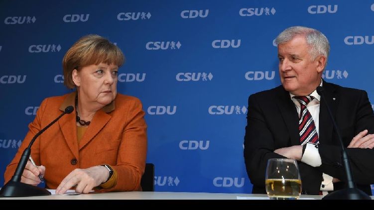 Меркель и ее главный миграционный оппонент Зеехофер