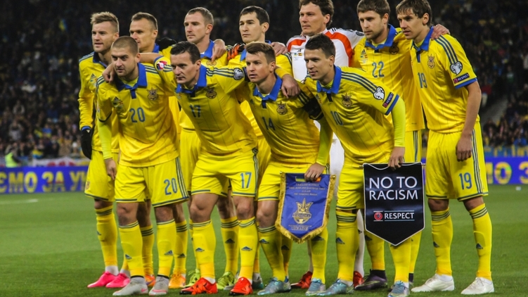 Сборная Украины перед стартом решающего поединка отборочного цикла Евро-2016 с Испанией, фото: ukrinform.com