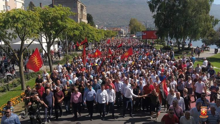 Накануне скандального референдума в Македонии прошли многотысячные акции против его проведения. Источник фото: Facebook