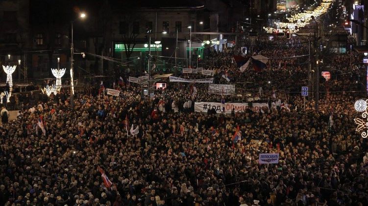 Приветствовать Путина вышли десятки тысяч сербов. Источник фото: Facebook