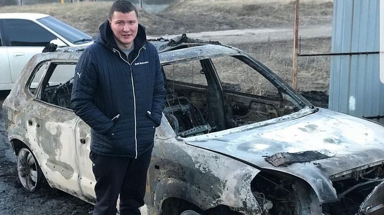 Яков Днепровский около сгоревшего авто