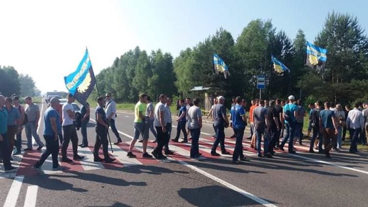 Львовские шахтеры перекрыли дорогу на Польшу, требуя рассчитаться с долгами по зарплате. Фото: Олег Стельмах