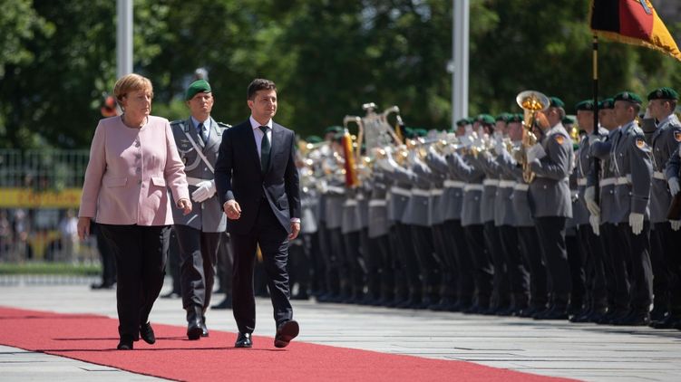 Владимир Зеленский во время визита в Берлин 18 июня встретился с канцлером ФРГ Ангелой Меркель