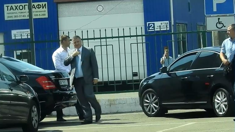 Машины главы МВД стоят на местах для людей с ограниченными возможностями, фото: Изым Каумбаев, 
