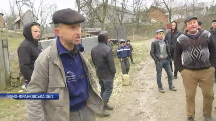 Жители села Мостище, которые атаковали съемчную группу канала Интер, оказались членами евангельской секты. Скриншот из видео