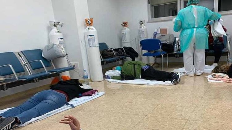 Испанские больницы переполнены - больные с подозрением на коронавирус лежат прямо на полу. Фото Аида Марки