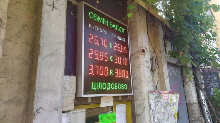 Иностранцы продолжают выводить доллар из Украины, и стараются его не задирать слишком высоко. Фото: Страна