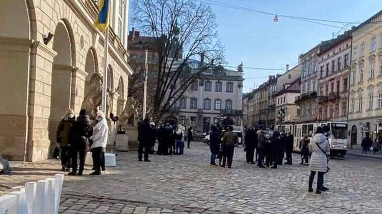 Во Львове против локдауна вышли протестовать предприниматели промышленного рынка. Фото: Маркиян Лопачак 