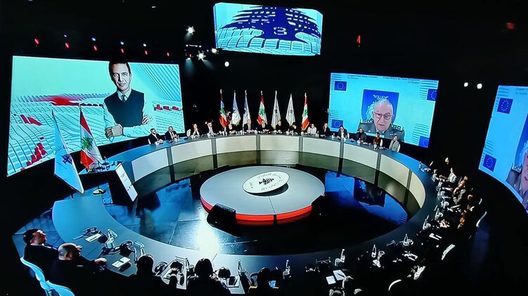 Председатель военного комитета ЕС генерал Клаудио Грациано (на экране справа) поддержал Арфуша на выборах в Ливане