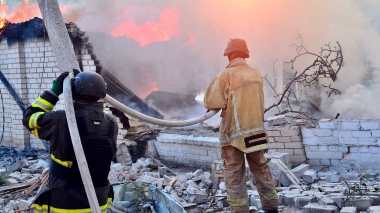 Спасатели ликвидируют пожар после обстрела РФ в Херсоне. Фото ГСЧС