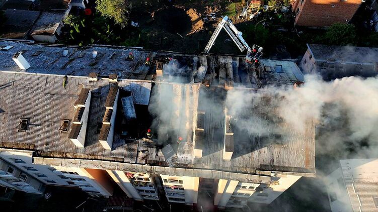 Житловий будинок, що горить у Львові після атаки РФ. Фото ДСНС