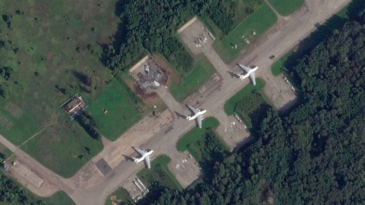 Спутниковый снимок, где виден уничтоженный в Пскове Ил-76
