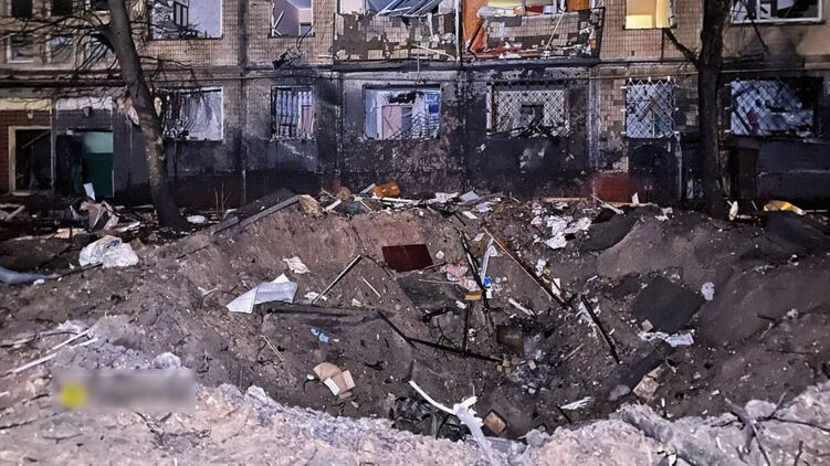 Воронка у дома в Киеве, у которого упали обломки ракеты