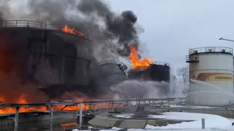 Российская нефтебаза в Клинцах после прилета украинского дрона