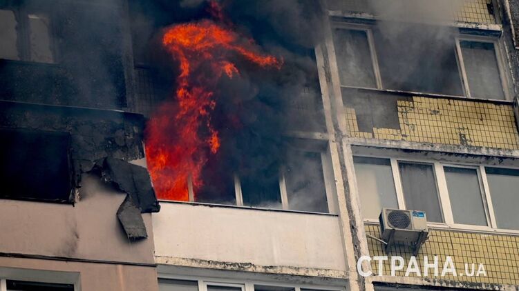 В результате ракетной атаки РФ в Киеве загорелась многоэтажка