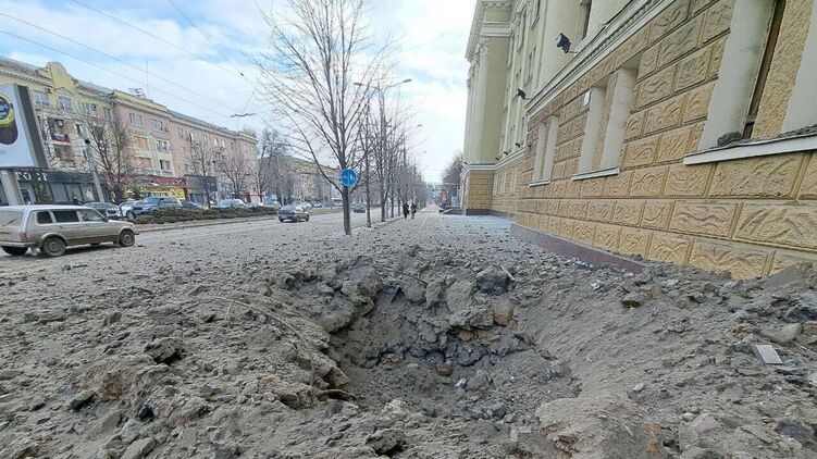 Последствия прилета по центру Донецка 