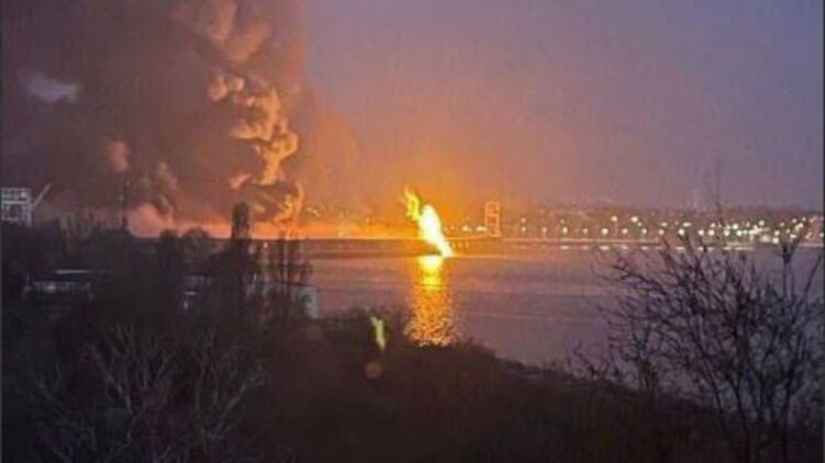 Кадры горящей дамбы ДнепроГЭСа после ракетного удара