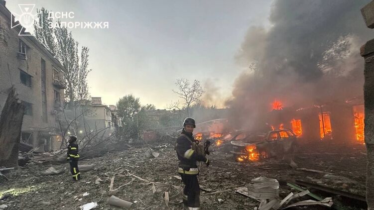 Вранці росіяни масово атакували Запоріжжя. Фото: ДСНС