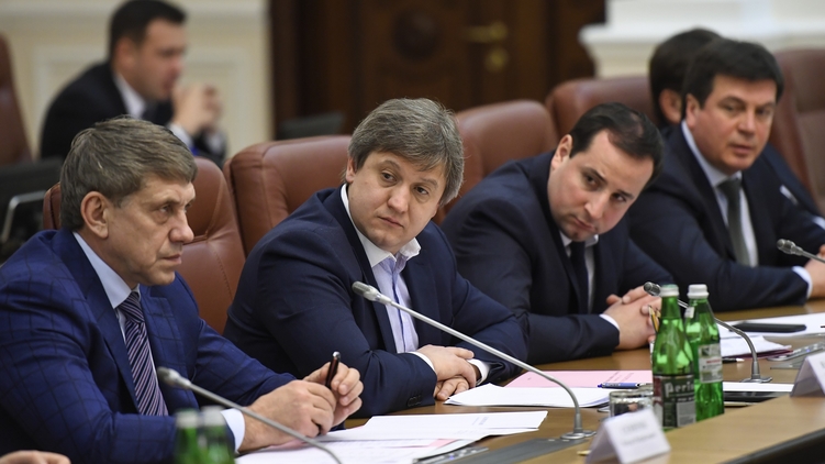 Министр финансов Александр Данилюк (в центре), похоже, нашел общий язык с Международным валютным фондом, фото: kmu.gov.ua