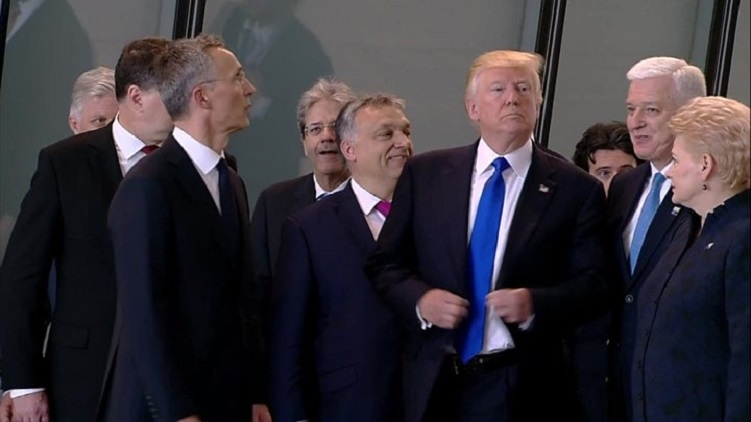 на встрече глав государств НАТО в Бельгии Дональд Трамп оттолкнул премьера Черногории, который только улыбнулся, фото: bbc.com