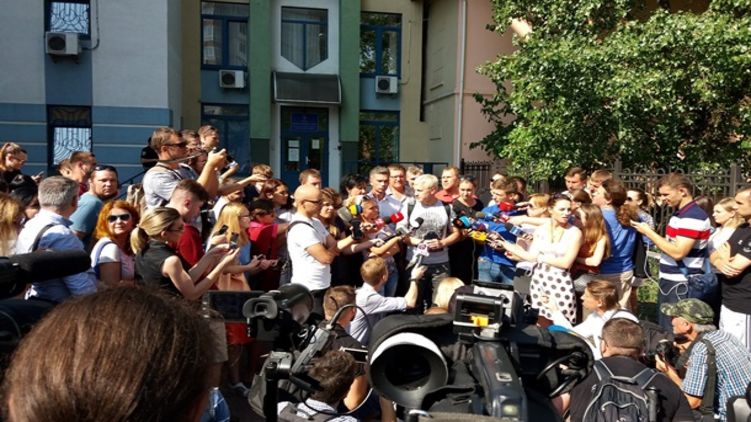 Уголовное дело против Шабунина собрало под Днепровским судом сотни журналистов и общественников. Фото: korrespondent.net