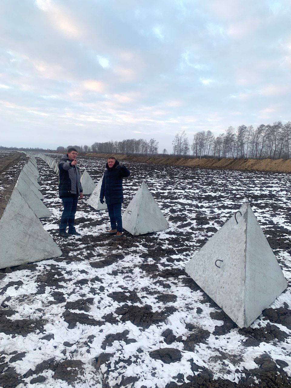 В Курской области показали фото траншей, которые роют на границе с Украиной