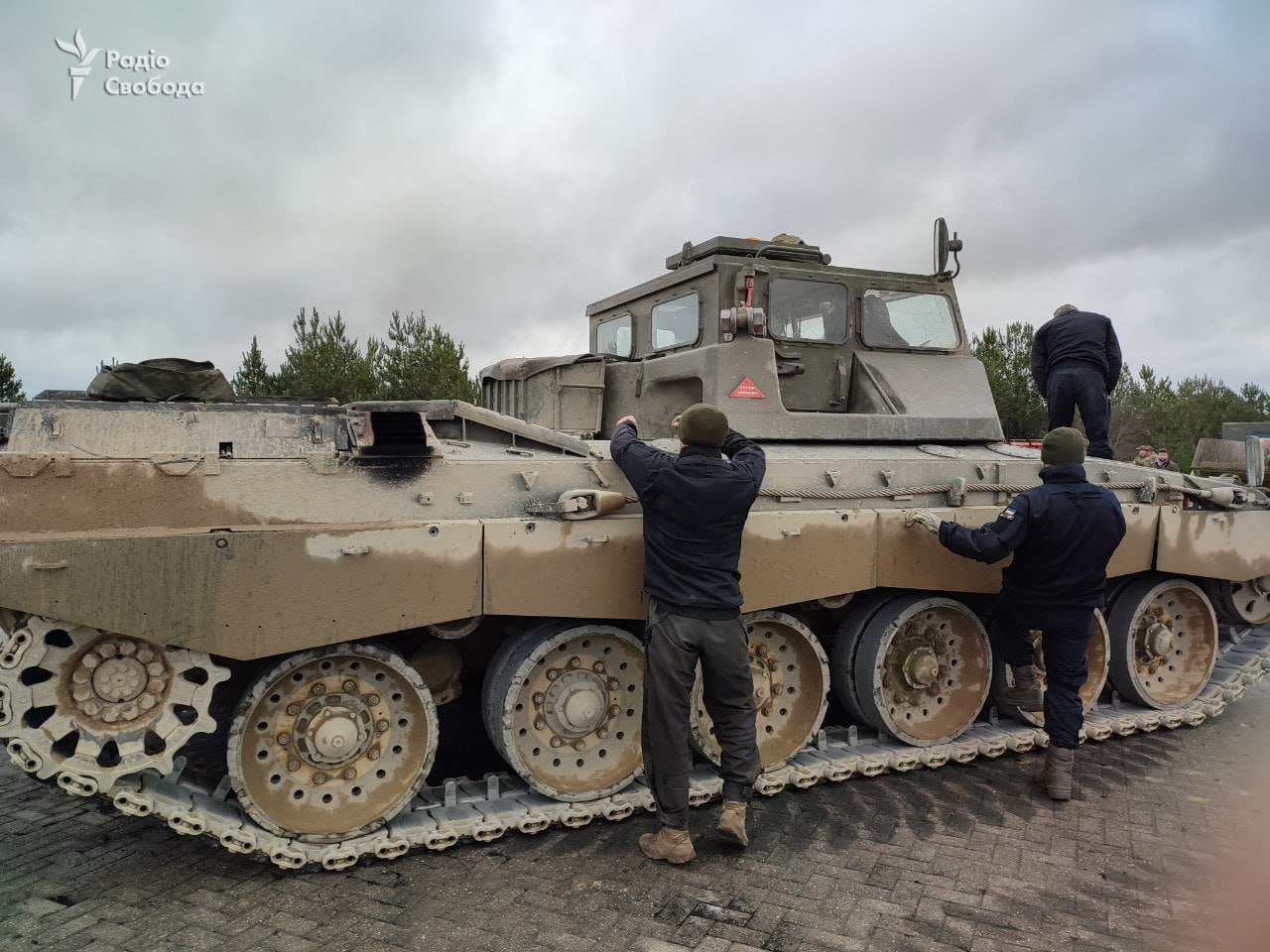 Українські танкісти тренуються у Британії