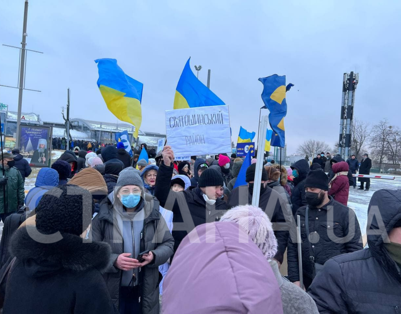 Сторонники Порошенко в аэропорту. Фото: Страна