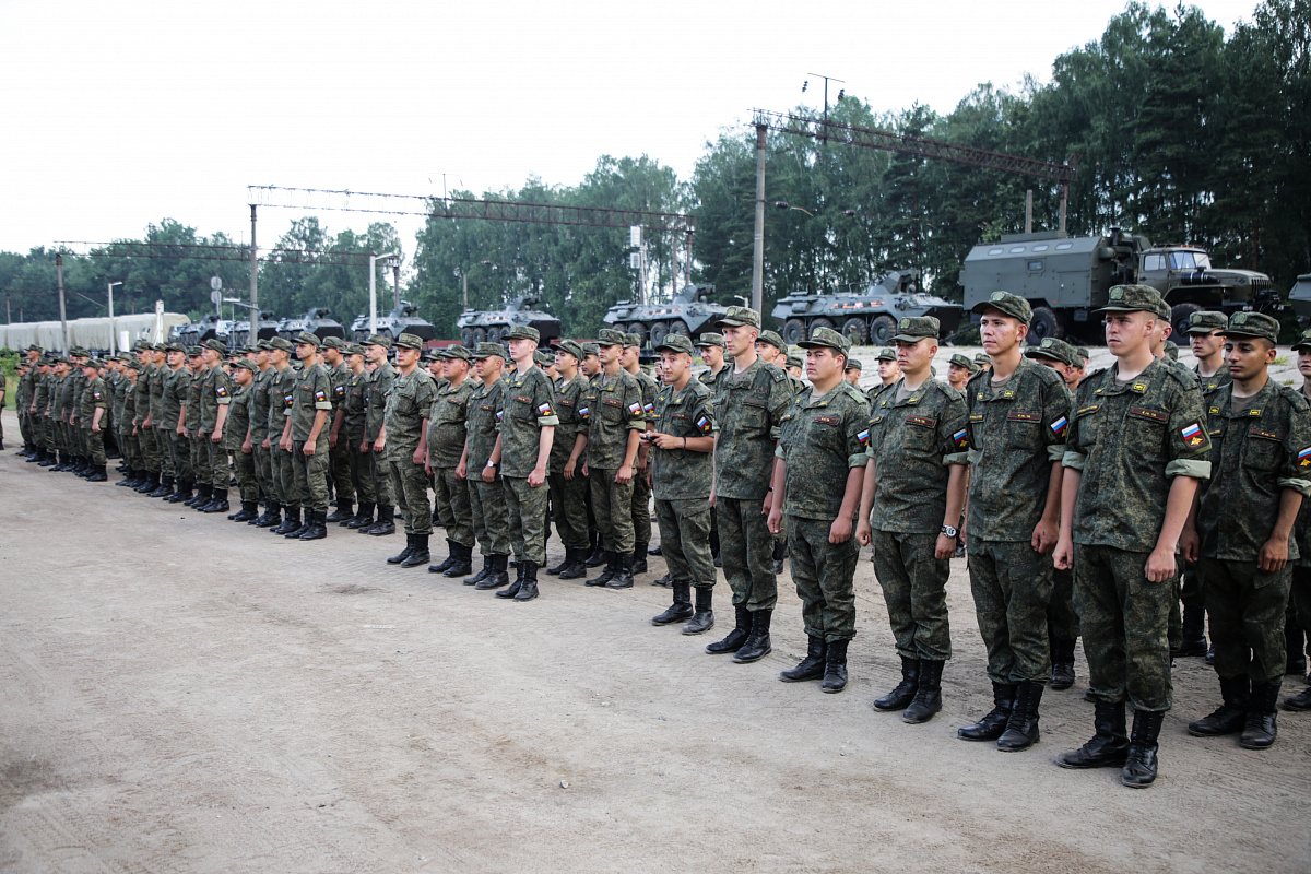 Военные РФ на фоне поезда с техникой