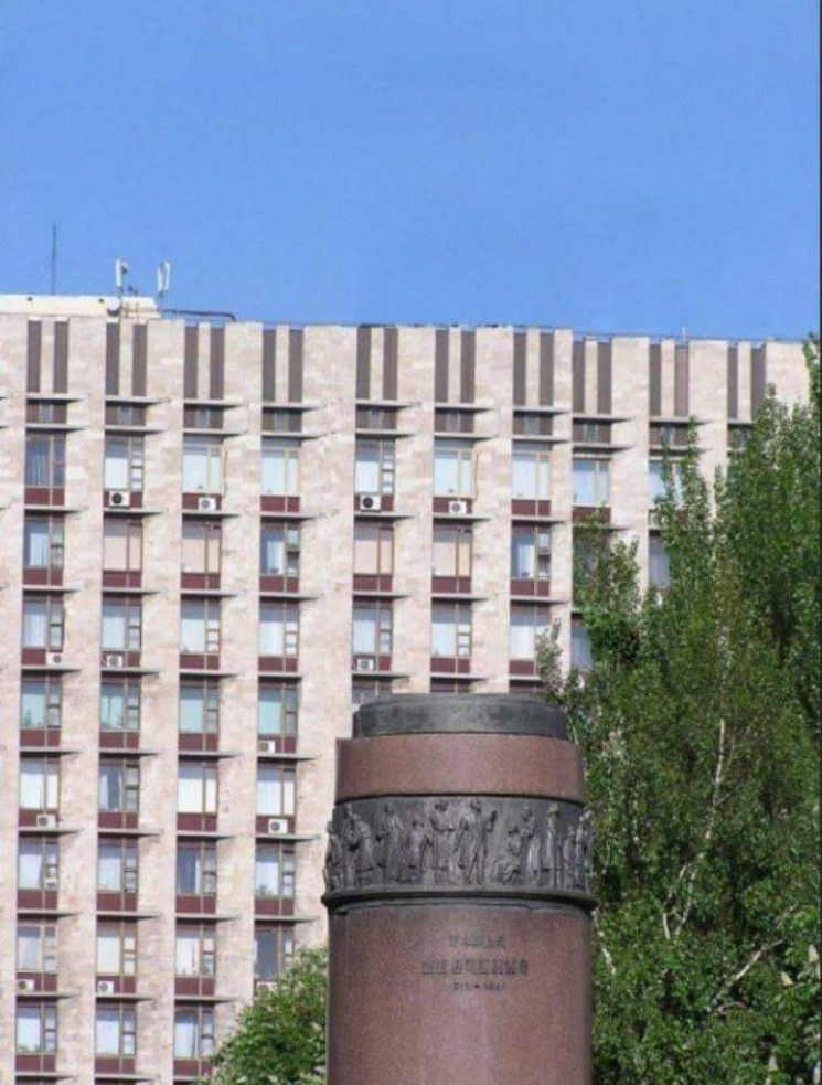 Фотошоп с пустым постаментом памятника Шевченко
