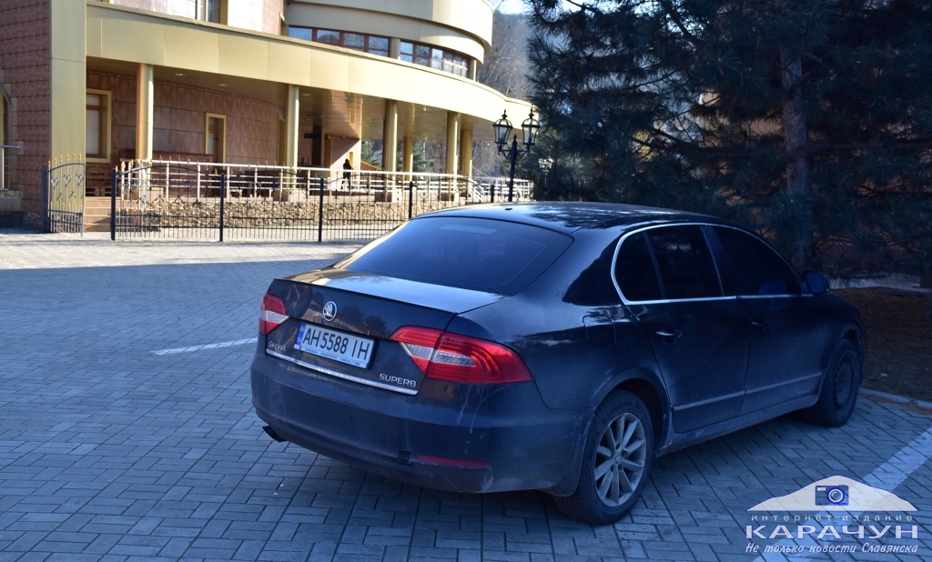 Машина Лисянского так и осталась стоять возле ресторана "Монарх". Фото: karachun.com.ua