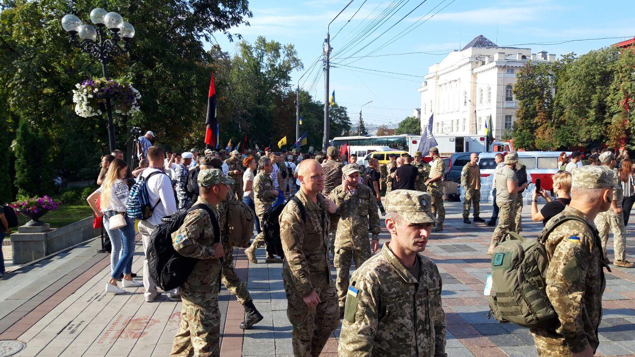 В парке Шевченко собрались участники марша защитников Украины. Фото: Страна