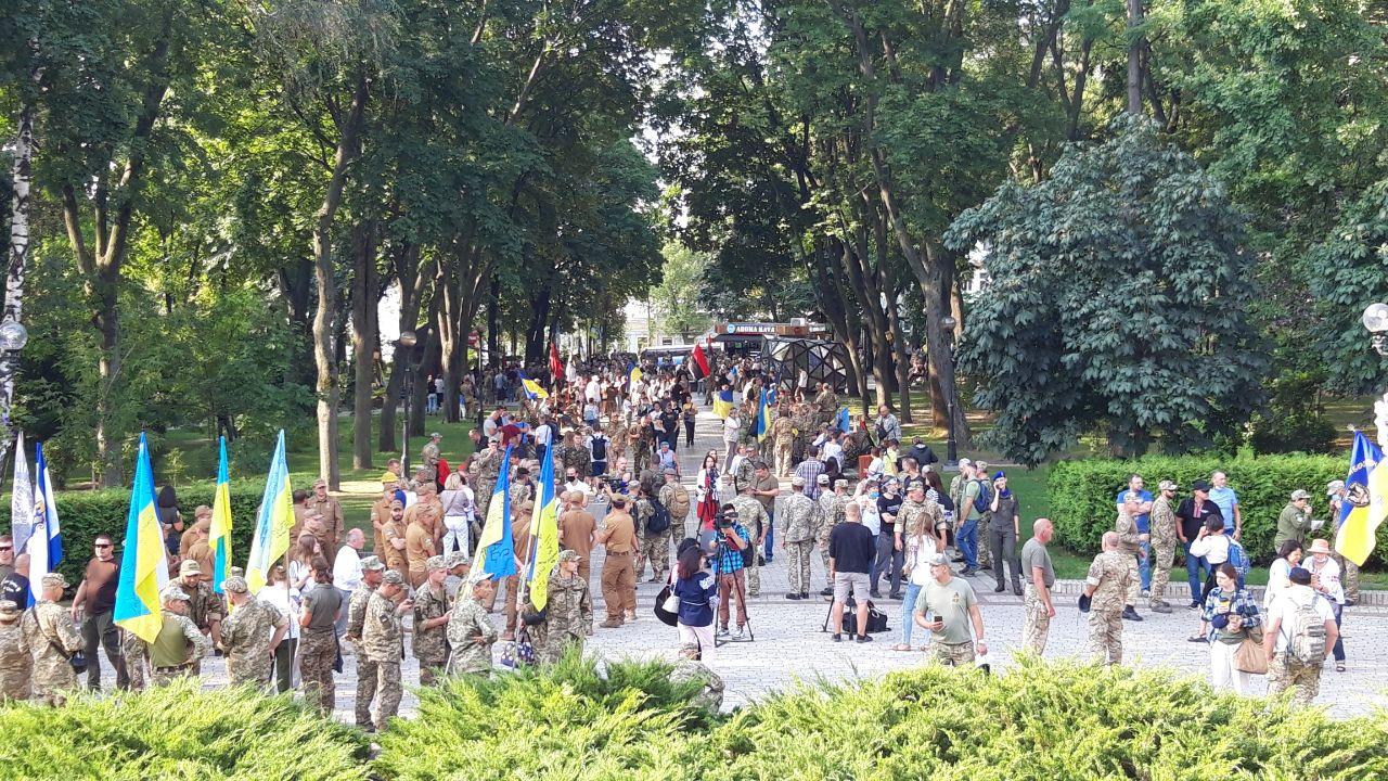 В парке Шевченко собрались участники марша защитников Украины. Фото: Страна