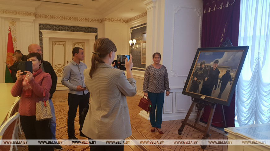 Картина с Лукашенко и сыном в минском Дворце независимости. Фото: БелТА