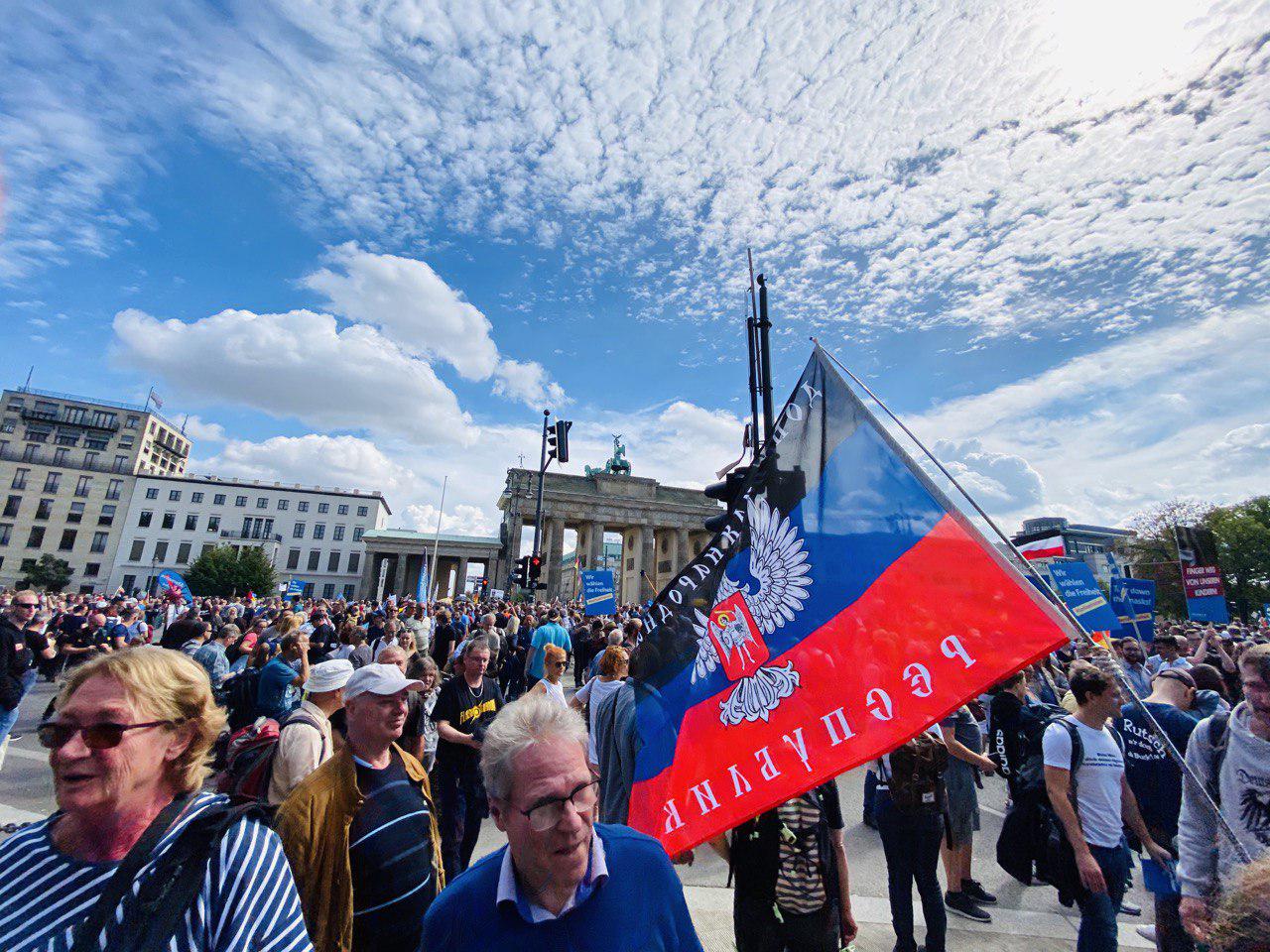 В Берлине полиция требует участников протеста против карантина разойтись. Их собралось около 30 тысяч. Фото: DW