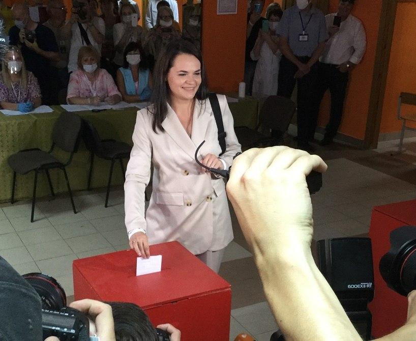 Тихановская под аплодисменты сторонников проголосовала на выборах Беларуси. Фото: РИА Новости
