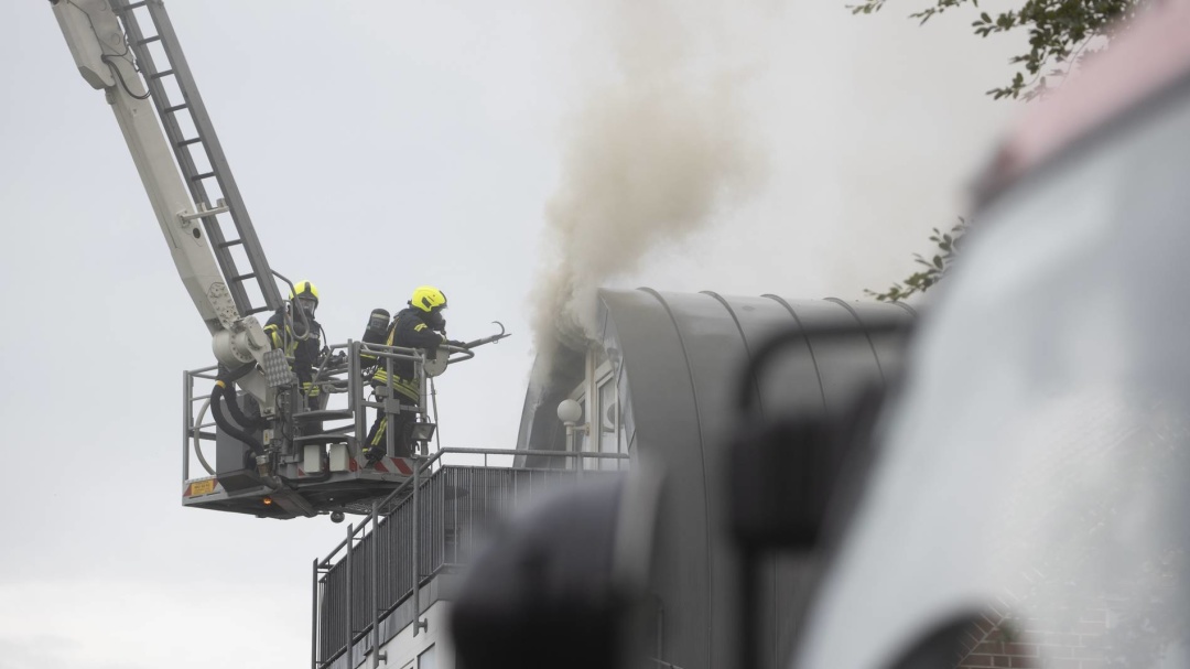Спортивный самолет рухнул на многоквартирный дом. Фото: Rheinische Post