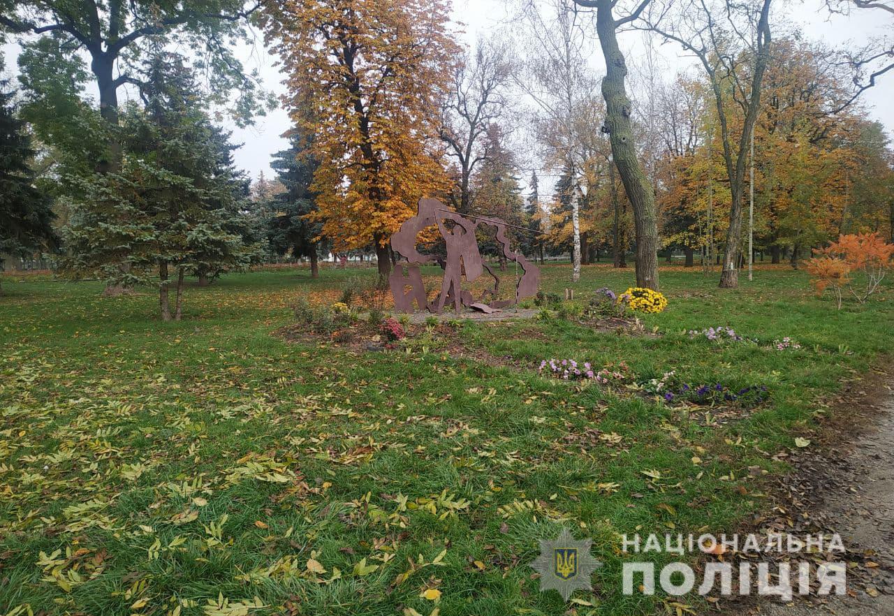 В Белой Церкви задержан вандал, надругавшийся над памятником Небесной сотне. Фото: Нацполиция