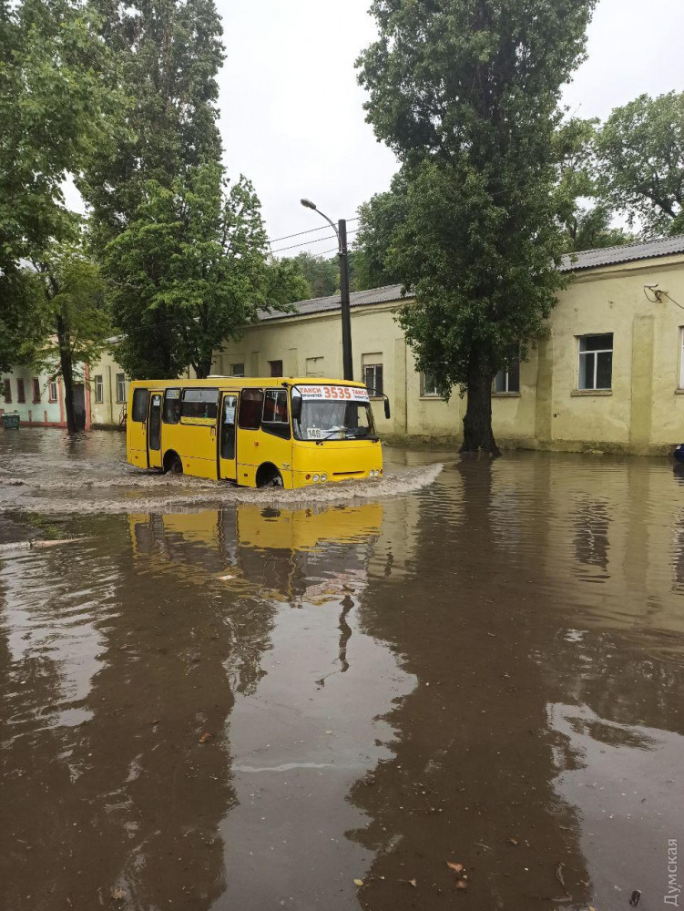 Одессу залило двухмесячной нормой осадков. Пляжи смыло, улицы перекрыты. Фото: dumskaya.net