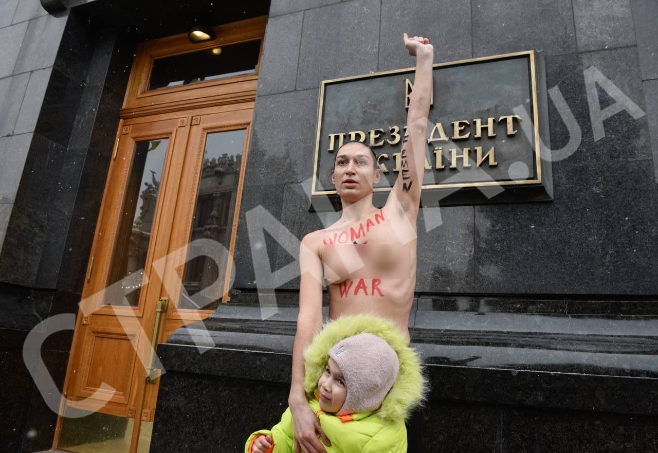 Активистка Femen устроила акцию под ОП