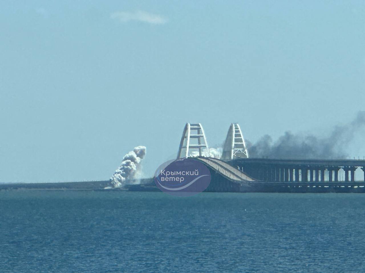 Дим на Кримському мості після вибухів