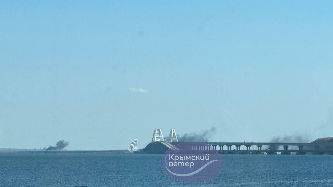 Дим на Кримському мості після вибухів