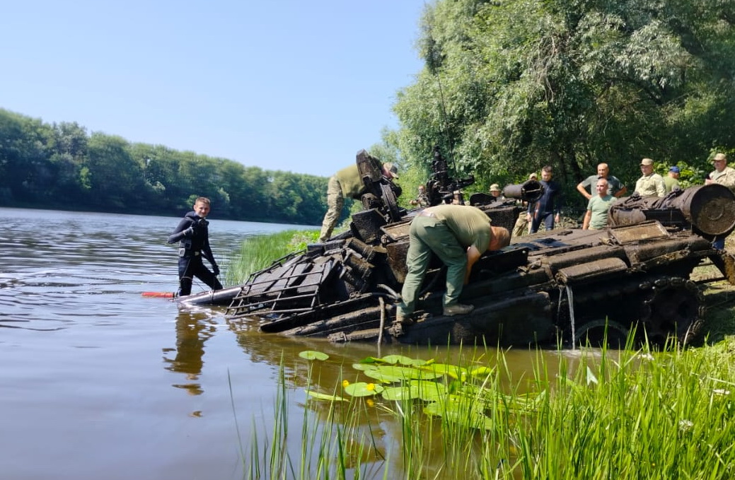 Під Черніговом із річки дістали російський танк