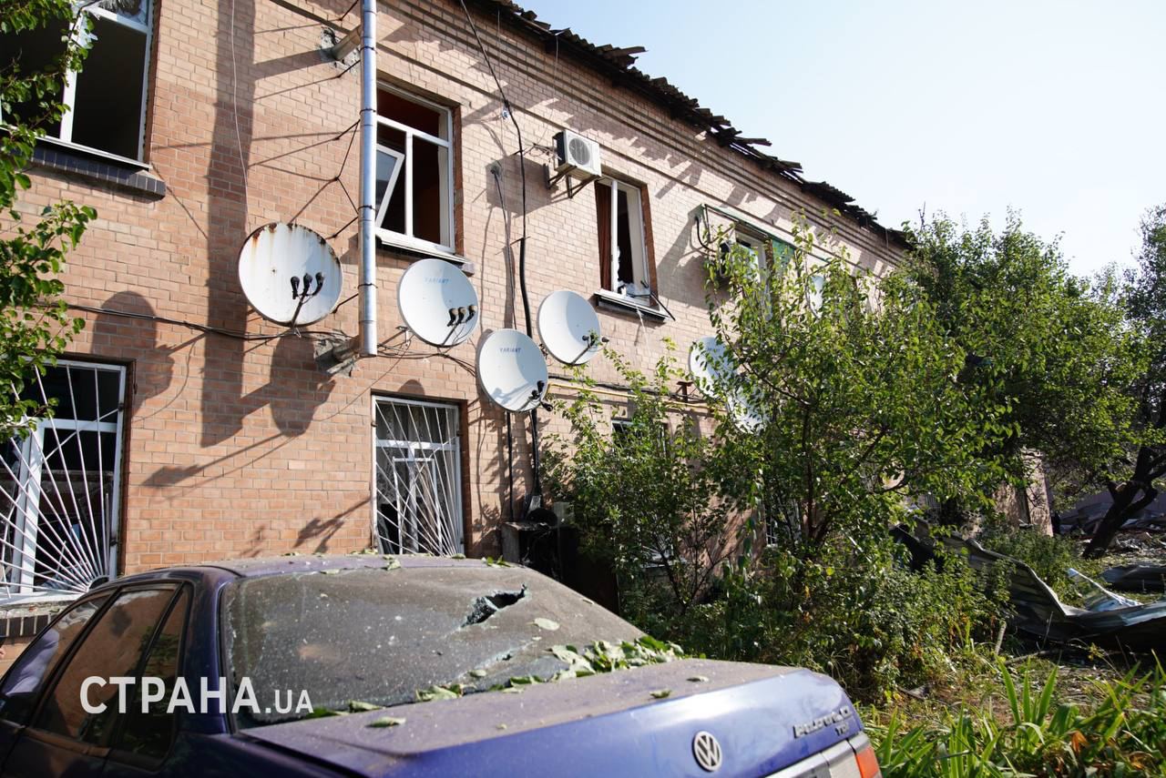 Наслідки падіння уламків ракети у Дарницькому районі Києва