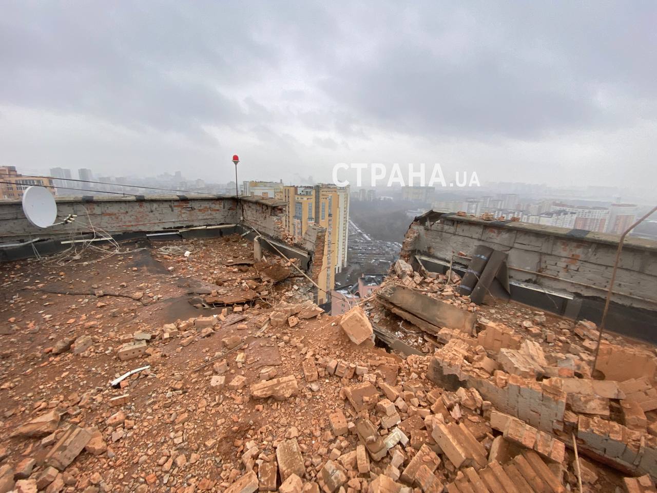 Последствия падения обломков дрона в Соломенском районе Киева