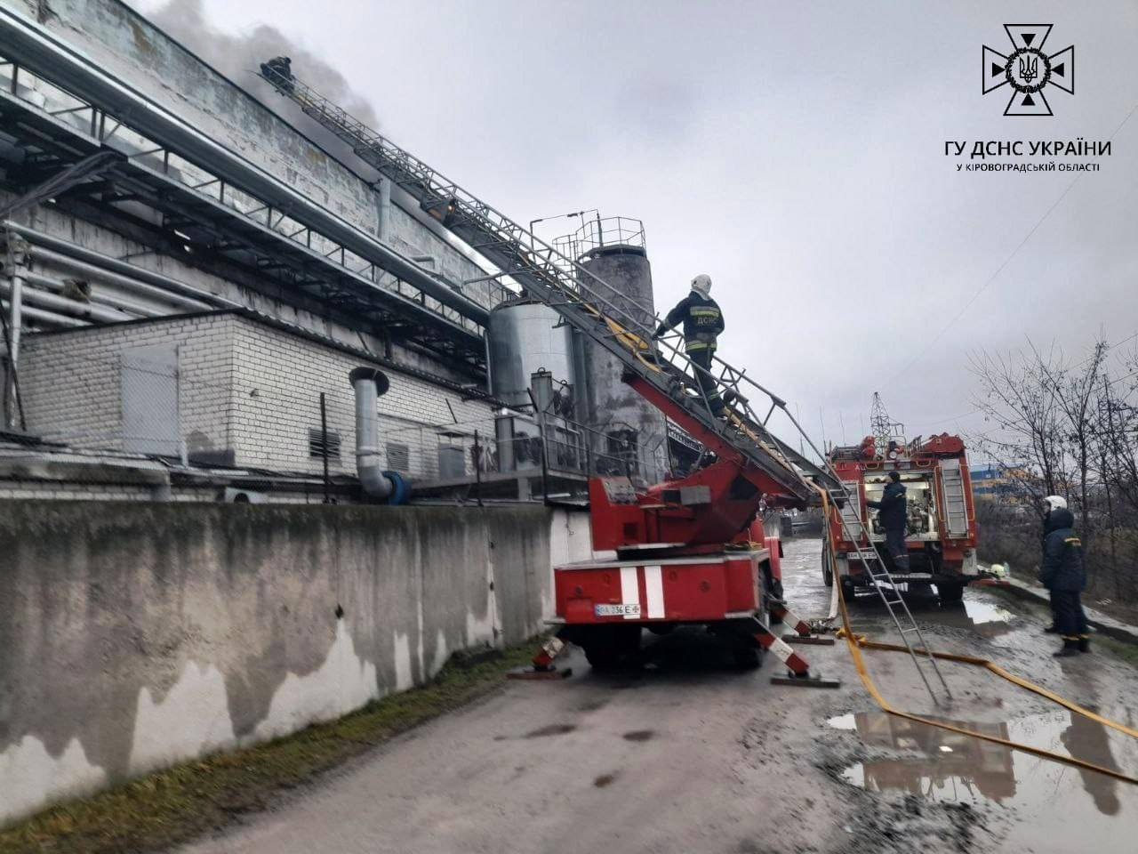 В Кировоградской области при ликвидации масштабного пожара на предприятии погиб спасатель