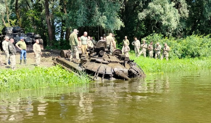 Під Черніговом із річки дістали російський танк