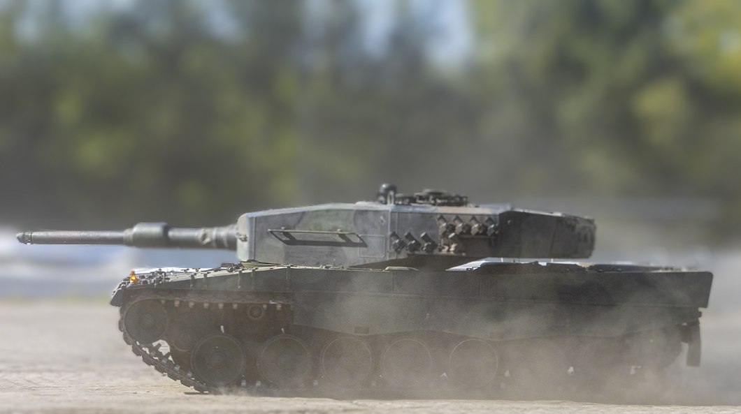 Фото (2) отремонтированного танка "Леопард 2" для Украины. Фото - Х