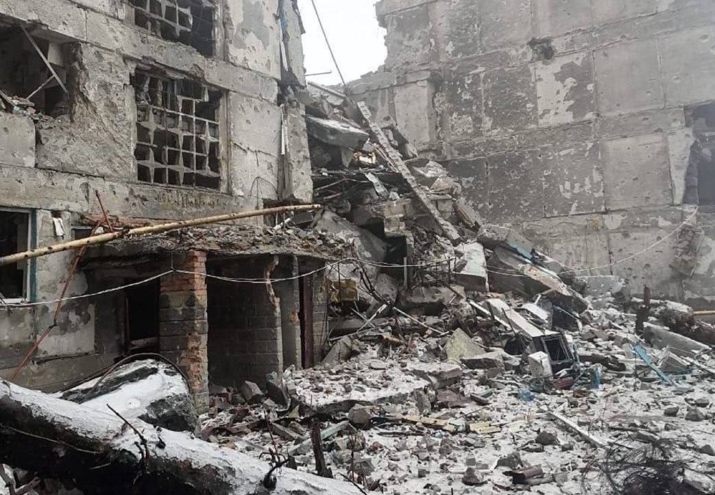 Фото подъезда разрушенного многоэтажного здания. Источник - Телеграм