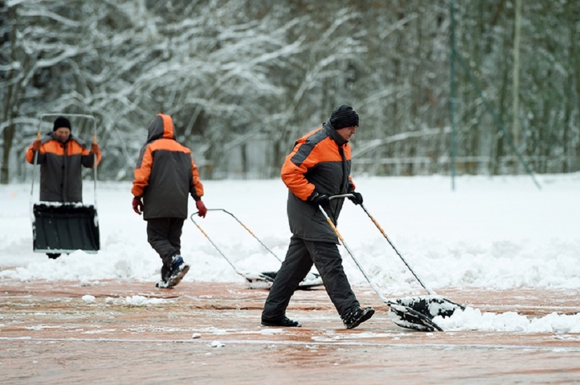 Работники базы ФК "Шахтер" чистят снег перед тренировкой "горняков"
Фото: shakhtar.com